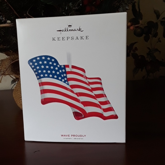 NIB Hallmark Keepsake American Flag Glass Ornament - Picture 4 of 14